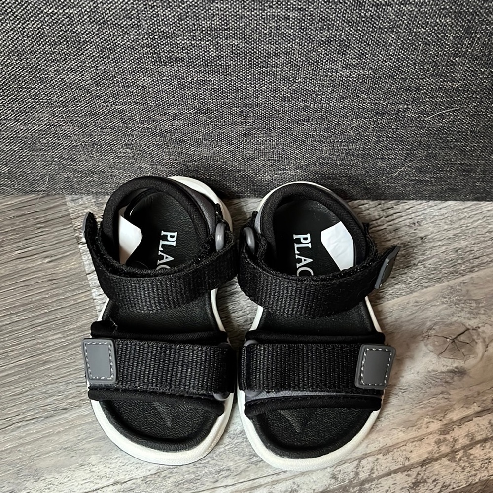 Toddler sandals-size 4